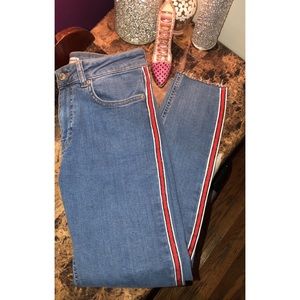 Blue skinny jeans with red downward stripe